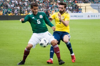Jonathan Dos Santos (izquierda) jugó