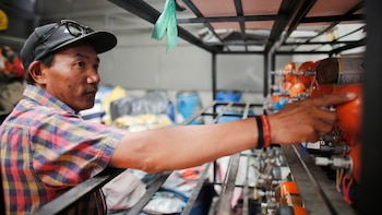 El sherpa Kami Rita chequea