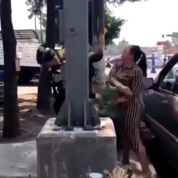 Después intentó abofetear al mismo