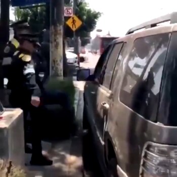 El auto se marcha no