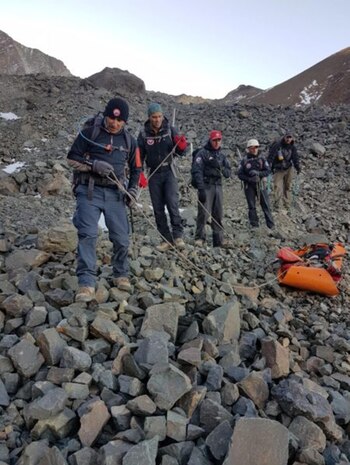Los rescatistas con el cuerpo