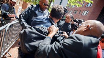 Tras unos forcejeos, Jesse Jackson