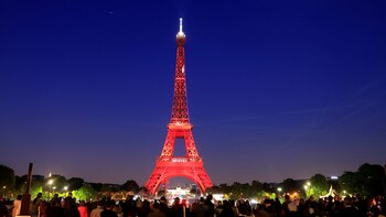 La Torre Eiffel se ilumina