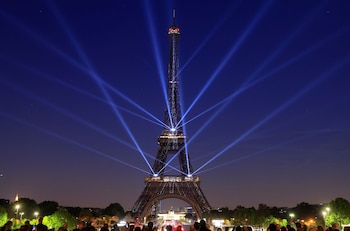 La Torre Eiffel mide 324