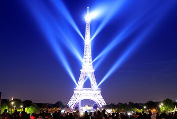 La Torre Eiffel -muy iluminada-