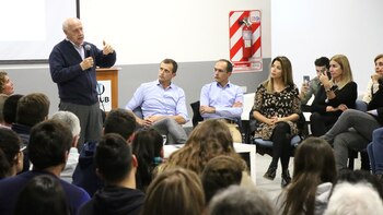 Lavagna habla ante la mirada