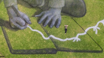 El artista junto a su