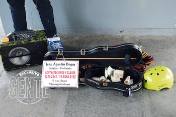 A la gorra. Su esposo