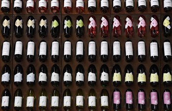 La mujer sirvió un vino