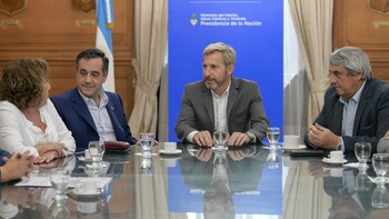 Alejandro Finocchiaro y Rogelio Frigerio junto a los dirigentes de los gremios docentes