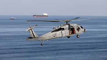 Un helicóptero MH-60S sobrevuela el