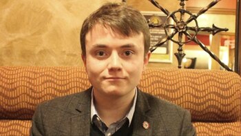 Jack Renshaw, neonazi previamente condenado por abusos sexuales de menores, con un pin del Partido Acción Nacional en su solapa. Fue sentenciado a cadena perpetua por planear matar a una parlamentaria.