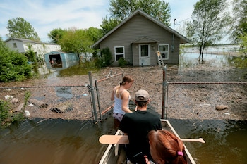 Una familia intenta ingresar a
