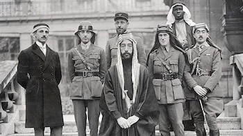 Lawrence, el segundo desde la derecha,