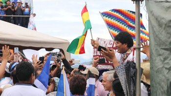 Evo Morales saluda a sus