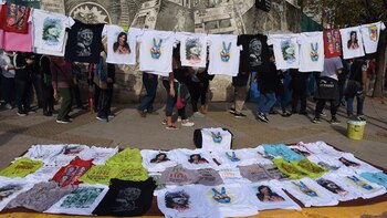 Cotillón militante y remeras en