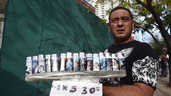 Un vendedor ambulante comercializa encendedores