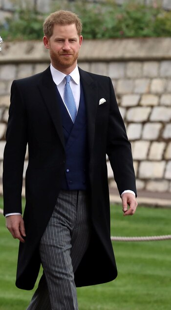 A días de haberse convertido en padre, el príncipe Harry se mostró en público en la boda y llegó sin su mujer, Meghan Markle