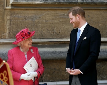 La reina Isabel sonríe junto a su nieto, el príncipe Harry