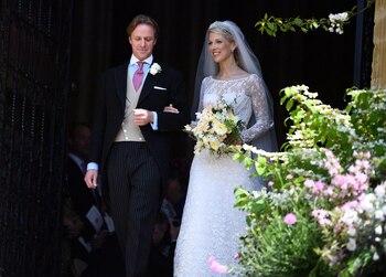 Lady Gabriella Windsor, de 38 años, y su flamante marido, el financista Thomas Kingston, a la salida del servicio religioso que se llevó a cabo en St George’s Chapel