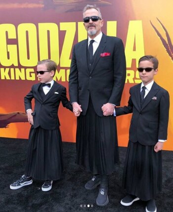 Los tres portaron falda y