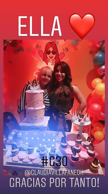 La cumpleañera con su madre