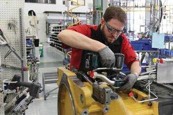 Un trabajador usa Google Glass