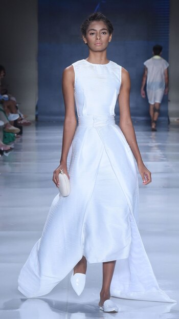 Vestido y mules blancos (Saldanha).