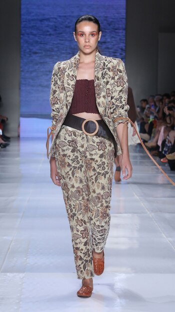 El cinturón le da un