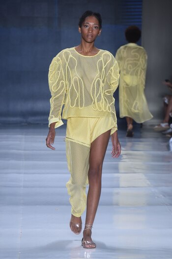 Outfit con transparencia (Saldanha).