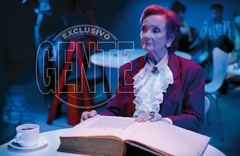 Lilian “lee un antiguo libro