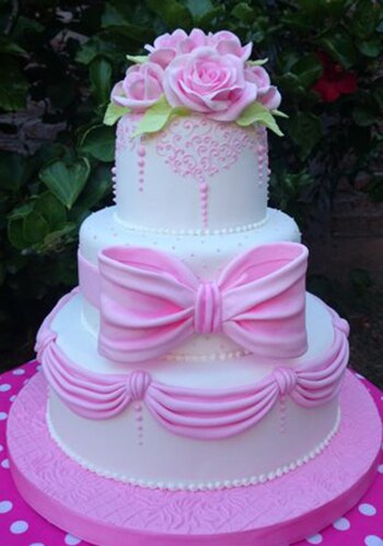 Las rosas, coronando una torta