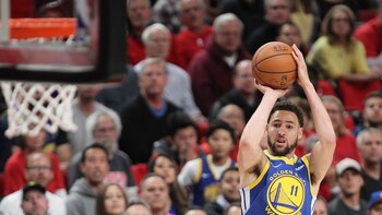 Klay Thompson forma junto a