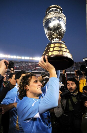Diego Forlán levanta la Copa
