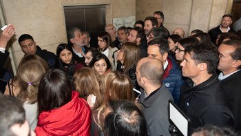 Los dirigentes esperando para entrar