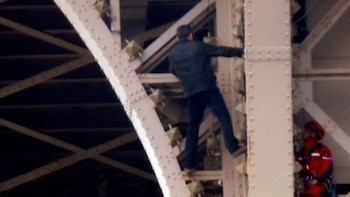 Un hombre escaló la torre