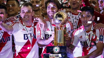 Leonardo Ponzio con la Recopa