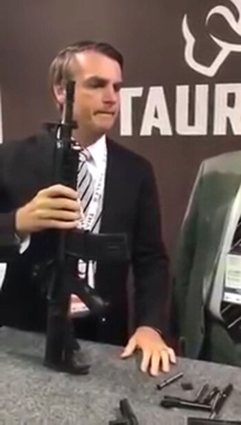 Bolsonaro sosteniendo un fusil T4