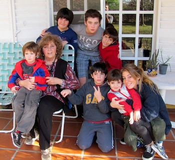 Carolina con sus nietos