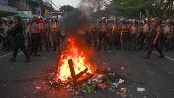 La policía antidisturbios indonesia toma