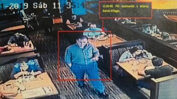 Minutos después ingresan policías de