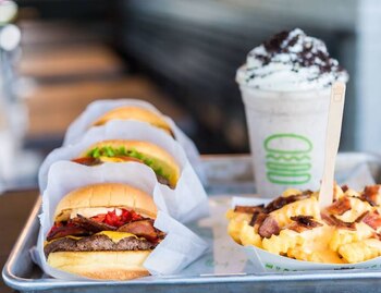 Las hamburguesas, papas y malteadas