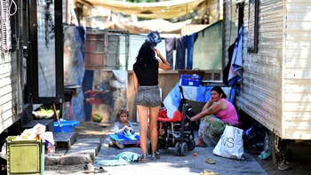 Una familia gitana en las calles de Roma (AFP)
