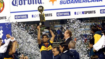 Hugo Ibarra levanta la Recopa