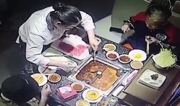 La mesera momentos antes del