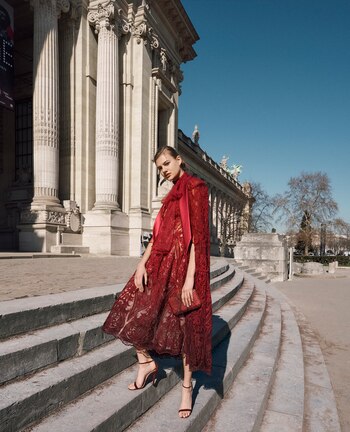 Un vestido con capa. Realizado