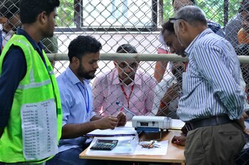 Responsables electorales empiezan a contar