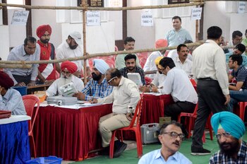 Funcionarios electorales durante el recuento