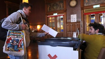 Un votante emite su voto