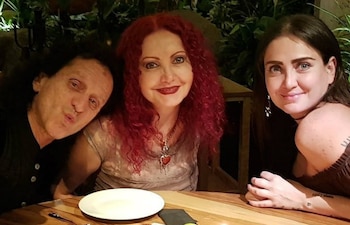 Alex Lora (i) espera que